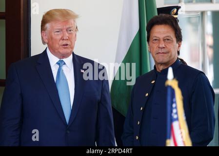 (190723) -- WASHINGTON D.C., 23. Juli 2019 -- US-Präsident Donald Trump (L) begrüßt pakistanischen Premierminister Imran Khan am 22. Juli 2019 im Weißen Haus in Washington D.C. (Foto: Ting Shen/Xinhua) US-WASHINGTON D.C.-PAKISTANISCHE PM-SITZUNG LiuxJie PUBLICATIONxNOTxINxCHN Stockfoto