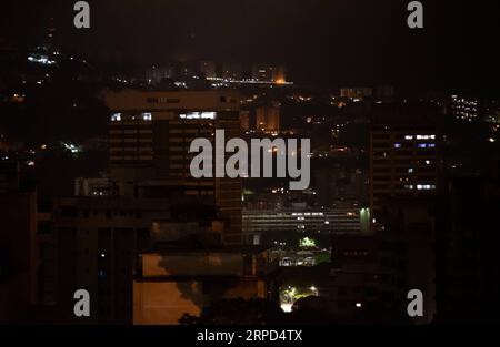 (190723) -- CARACAS, 23. Juli 2019 -- Foto vom 23. Juli 2019 zeigt die Stadtansicht von Caracas, Venezuela. Vorläufige Untersuchungen haben gezeigt, dass ein elektromagnetischer Angriff die wahrscheinliche Ursache für den massiven Stromausfall ist, der am Montag die meisten Teile Venezuelas trifft, sagte ein Beamter. Der Stromausfall betraf einen Großteil des Landes (ca. 17 staaten) ab 16:40 Uhr Ortszeit (2040 GMT), einschließlich des Hauptquartiers. ) VENEZUELA-CARACAS-MASSIVE BLACKOUT MarcosxSalgado PUBLICATIONxNOTxINxCHN Stockfoto