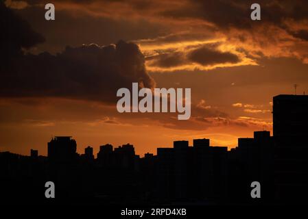 (190723) -- CARACAS, 23. Juli 2019 -- Foto aufgenommen am 22. Juli 2019 zeigt die Stadtansicht von Caracas, Venezuela. Vorläufige Untersuchungen haben gezeigt, dass ein elektromagnetischer Angriff die wahrscheinliche Ursache für den massiven Stromausfall ist, der am Montag die meisten Teile Venezuelas trifft, sagte ein Beamter. Der Stromausfall betraf einen Großteil des Landes (ca. 17 staaten) ab 16:40 Uhr Ortszeit (2040 GMT), einschließlich des Hauptquartiers. ) VENEZUELA-CARACAS-MASSIVE BLACKOUT MarcosxSalgado PUBLICATIONxNOTxINxCHN Stockfoto