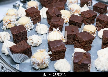 Gesellschaftliche Veranstaltungen; individuelle Präsentation von Desserts für Gäste an der Rezeption Stockfoto