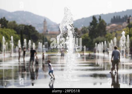 (190723) -- PARIS, 23. Juli 2019 -- Menschen spielen mit Wasser in den Brunnen in Nizza, Südfrankreich, 22. Juli 2019. In den meisten Teilen Frankreichs kehrt diese Woche eine neue Hitzewelle zurück. ) FRANCE-NICE-HEAT WAVE Syspeo.z PUBLICATIONxNOTxINxCHN Stockfoto