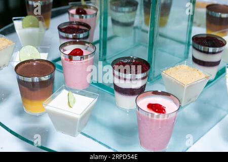 Gesellschaftliche Veranstaltungen; individuelle Präsentation von Desserts für Gäste an der Rezeption Stockfoto