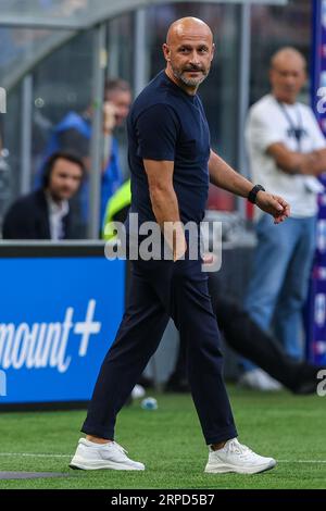 Vincenzo Italiano, Cheftrainer von ACF Fiorentina, blickt auf das Fußballspiel der Serie A 2023/24 zwischen dem FC Internazionale und dem ACF Fiorentina im Giuseppe Meazza Stadion. (Endstand; Zwischenstand 4 | 0 Fiorentina). Stockfoto