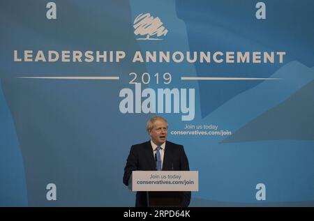(190724) -- PEKING, 24. Juli 2019 -- der neu gewählte konservative Parteivorsitzende Boris Johnson hält eine Rede während der Ankündigung der konservativen Führung im Queen Elizabeth II Centre in London, Großbritannien, am 23. Juli 2019. Xinhua-Schlagzeilen: Freude, Ängste ergeben sich, als König Boris die Schlüssel für 10 Downing Street HanxYan PUBLICATIONxNOTxINxCHN gewinnt Stockfoto