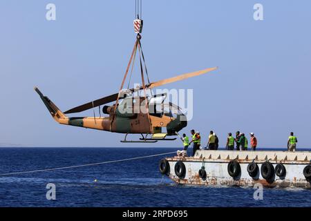 (190724) -- AMMAN, 24. Juli 2019 -- Eine Leiche eines Militärhubschraubers, die von der jordanischen Royal Air Force gespendet wurde, wird im Roten Meer vor Akaba als Teil eines neuen Unterwassermilitärmuseums in Südjordanien, 24. Juli 2019, untergetaucht. Das Museum wurde von der Aqaba Special Economic Zone gebaut, um im Sommer mehr Touristen anzuziehen (Foto: /XINHUA) JORDAN-AQABA-RED MEER-UNTERWASSER-MUSEUM MohammadxAbuxGhosh PUBLICATIONxNOTxINxCHN Stockfoto