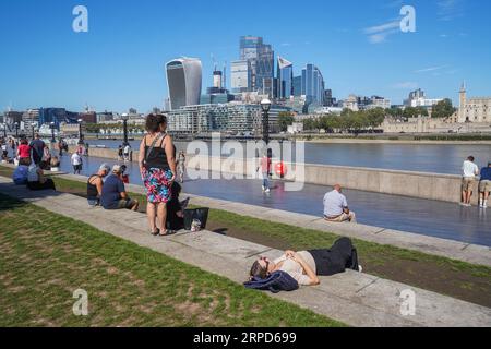 London UK. 4. September 2023 Menschen genießen die Sonne in Potters File am Ufer des Londoner Flusses an einem heißen Tag in der Hauptstadt. Das Met Office prognostiziert, dass in dieser Woche in Großbritannien eine Hitzewelle mit hohen Temperaturen über 30 °C zu erwarten ist. Credit amer ghazzal/Alamy Live News Stockfoto