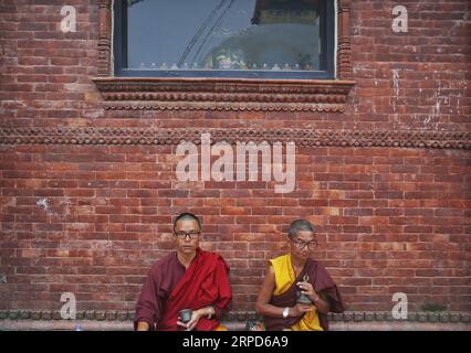 (190724) -- KATHMANDU, 24. Juli 2019 -- zwei buddhistische Mönche ruhen am Bouaddhanath Stupa in Kathmandu, Nepal, 24. Juli 2019. ) NEPAL-KATHMANDU-ALLTAG-BUDDHISTISCHE MÖNCHE SULAVXSHRESTHA PUBLICATIONXNOTXINXCHN Stockfoto