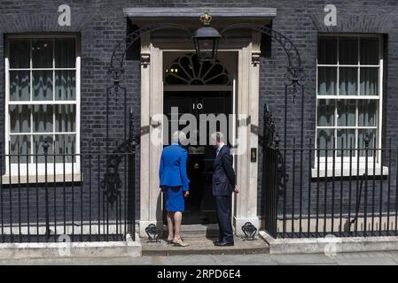 (190724) -- LONDON, 24. Juli 2019 -- Aktenfoto vom 9. Juni 2017 zeigt, wie die britische Premierministerin Theresa May (L) nach einer Rede im Anschluss an ein 15-minütiges Publikum im Buckingham Palace mit Königin Elizabeth in London, Großbritannien, in die 10 Downing Street zurückkehrt. Der neu gewählte Parteivorsitzende der Konservativen Partei Boris Johnson übernahm am Mittwoch das Amt des britischen Premierministers, während die Unsicherheit des Brexit zunahm. Die jüngste Entwicklung erfolgte, nachdem Theresa May offiziell als Anführerin des Landes zurückgetreten war und Johnson von der Königin eingeladen wurde, die Regierung zu bilden. ) GROSSBRITANNIEN-LONDON-THERESA MAY-RE Stockfoto