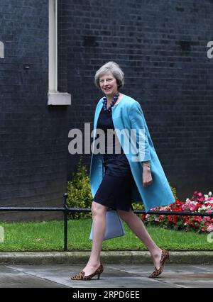 (190724) -- LONDON, 24. Juli 2019 -- Aktenfoto vom 27. Juni 2016 zeigt, wie die damalige britische Innenministerin Theresa May zu einer Kabinettssitzung in der 10 Downing Street in London, Großbritannien, eintrifft. Der neu gewählte Parteivorsitzende der Konservativen Partei Boris Johnson übernahm am Mittwoch das Amt des britischen Premierministers, während die Unsicherheit des Brexit zunahm. Die jüngste Entwicklung erfolgte, nachdem Theresa May offiziell als Anführerin des Landes zurückgetreten war und Johnson von der Königin eingeladen wurde, die Regierung zu bilden. ) GROSSBRITANNIEN-LONDON-THERESA DARF HanxYan PUBLICATIONxNOTxINxCHN ZURÜCKTRETEN Stockfoto