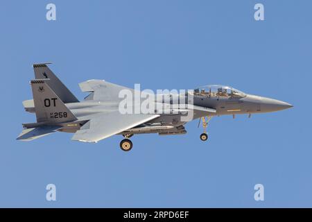 McDonnell Douglas F-15E Strike Eagle der 422d Test and Evaluation Squadron Landing bei Nellis AFB Stockfoto