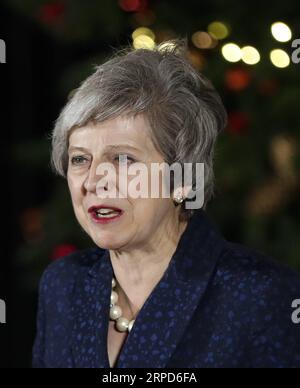 (190724) -- PEKING, 24. Juli 2019 -- Aktenfoto vom 12. Dezember 2018 zeigt, wie die britische Premierministerin Theresa May eine Erklärung abgibt, nachdem sie die Vertrauensabstimmung vor der 10 Downing Street in London gewonnen hat. Der neu gewählte Parteivorsitzende der Konservativen Partei Boris Johnson übernahm am Mittwoch das Amt des britischen Premierministers, während die Unsicherheit des Brexit zunahm. Die jüngste Entwicklung erfolgte, nachdem Theresa May offiziell als Anführerin des Landes zurückgetreten war und Johnson von der Königin eingeladen wurde, die Regierung zu bilden. ) (PORTRAITS)BRITAIN-LONDON-THERESA MAY HanxYan PUBLICATIONxNOTxINxCHN Stockfoto