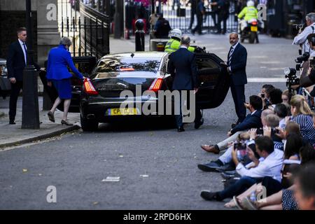 (190724) -- LONDON, 24. Juli 2019 (Xinhua) -- Theresa May (2. L) verlässt ihren Mann nach einer Abschiedsrede vor der 10 Downing Street in London, Großbritannien, 24. Juli 2019. Der neu gewählte Parteivorsitzende der Konservativen Partei Boris Johnson übernahm am Mittwoch das Amt des britischen Premierministers, während die Unsicherheit des Brexit zunahm. Die jüngste Entwicklung erfolgte, nachdem Theresa May offiziell als Anführerin des Landes zurückgetreten war und Johnson von der Königin eingeladen wurde, die Regierung zu bilden. (Foto: Alberto Pezzali/Xinhua) BRITAIN-LONDON-THERESA MAY-10 DOWNING STREET PUBLICATIONxNOTxINxCHN Stockfoto