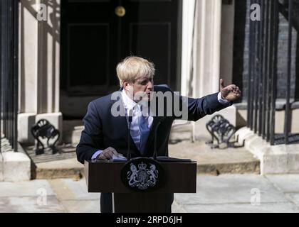 (190724) -- LONDON, 24. Juli 2019 -- Großbritanniens neuer Premierminister Boris Johnson hält eine Rede auf der 10 Downing Street in London, Großbritannien am 24. Juli 2019. Der neu gewählte Parteivorsitzende der Konservativen Partei Boris Johnson übernahm am Mittwoch das Amt des britischen Premierministers, während die Unsicherheit des Brexit zunahm. ) GROSSBRITANNIEN-LONDON-NEUER PREMIERMINISTER-BORIS JOHNSON HANXYAN PUBLICATIONXNOTXINXCHN Stockfoto