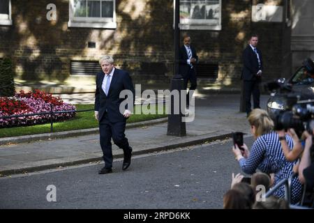 (190724) -- LONDON, 24. Juli 2019 (Xinhua) -- Großbritanniens neuer Premierminister Boris Johnson (1. L) kommt am 24. Juli 2019 in der 10 Downing Street in London an. Der neu gewählte Parteivorsitzende der Konservativen Partei Boris Johnson übernahm am Mittwoch das Amt des britischen Premierministers, während die Unsicherheit des Brexit zunahm. (Foto: Alberto Pezzali/Xinhua) BRITAIN-LONDON-NEW PM-BORIS JOHNSON PUBLICATIONxNOTxINxCHN Stockfoto