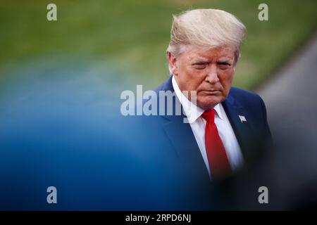 (190725) -- WASHINGTON D.C., 25. Juli 2019 -- US-Präsident Donald Trump reagiert auf Reporter, bevor er das Weiße Haus in Washington D.C. am 24. Juli 2019 verlässt. Am Mittwoch legte Trump sein Veto gegen die Resolutionen des Kongresses ein, die die Bemühungen der Trump-Regierung, Waffen an Saudi-Arabien und die Vereinigten Arabischen Emirate zu verkaufen, blockieren wollen. (Foto: Ting Shen/Xinhua) US-WASHINGTON D.C.-DONALD TRUMP-VETO LiuxJie PUBLICATIONxNOTxINxCHN Stockfoto