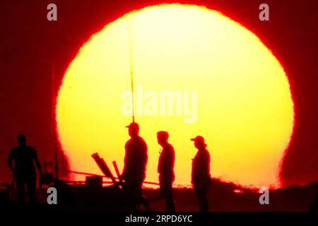 Isle Of Palms, Vereinigte Staaten. September 2023. Strandurlauber, die vom Sonnenaufgang umgeben sind, genießen die Morgenruhe vor dem Ansturm der Menschenmassen am inoffiziellen Ende des Sommers, der vom Labor Day, 4. September 2023 in Isle of Palms, South Carolina, gekennzeichnet ist. Quelle: Richard Ellis/Richard Ellis/Alamy Live News Stockfoto