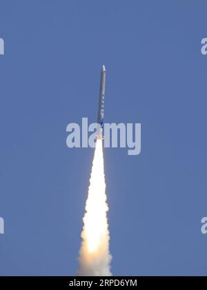 News Bilder des Tages (190725) -- JIUQUAN, 25. Juli 2019 -- Eine von einer chinesischen Privatfirma entwickelte Trägerrakete schickt erfolgreich zwei Satelliten vom Jiuquan Satellite Launch Center in Nordwestchina, 25. Juli 2019 in die Umlaufbahn. Die SQX-1 Y1 wurde von einem privaten Raketenentwickler in Peking entwickelt und ist eine vierstufige kleine kommerzielle Trägerrakete. Der Raketenkörper hat einen maximalen Durchmesser von 1,4 Metern, eine Länge von 20,8 Metern und ein Startgewicht von 31 Tonnen. Er kann 260 kg Nutzlast auf eine 500 km hohe sonnensynchrone Umlaufbahn übertragen. (Foto: Wang Jiangbo/Xinhua) (SC Stockfoto