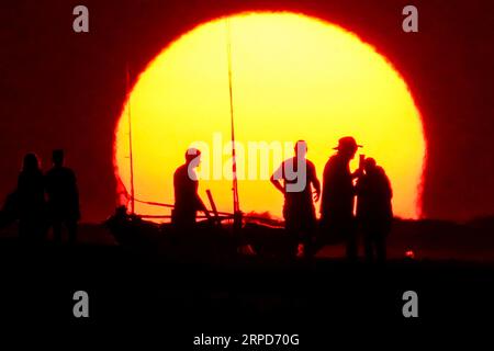 Isle Of Palms, Vereinigte Staaten. September 2023. Strandurlauber, die vom Sonnenaufgang umgeben sind, genießen die Morgenruhe vor dem Ansturm der Menschenmassen am inoffiziellen Ende des Sommers, der vom Labor Day, 4. September 2023 in Isle of Palms, South Carolina, gekennzeichnet ist. Quelle: Richard Ellis/Richard Ellis/Alamy Live News Stockfoto