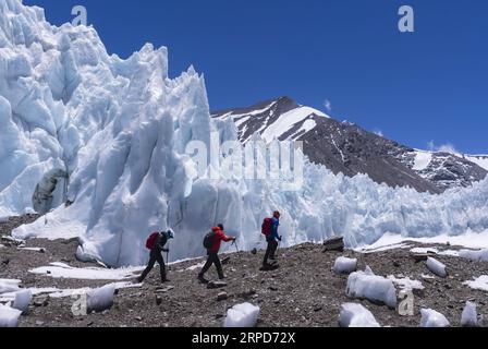 (190725) -- LHASA, 25. Juli 2019 -- Foto aufgenommen am 21. Mai 2019 zeigt Bergführer, die den Rongbuk-Gletscher auf dem Berg Qomolangma in der autonomen Region Tibet im Südwesten Chinas passieren. Die Tibet Himalaya Mountaineering Guide School feiert am 12. Juli 2019 ihr 20-jähriges Bestehen in Lhasa, der Hauptstadt der autonomen Region Tibet im Südwesten Chinas. Die Tibet Himalaya Mountaineering Guide School, die erste professionelle Bergsteigerschule in China, wurde 1999 gegründet und hat rund 300 Absolventen von Bergführern, Küchenpersonal, Fotografen, Athleten und Übersetzern ausgebildet. Als Glückwunsch Stockfoto