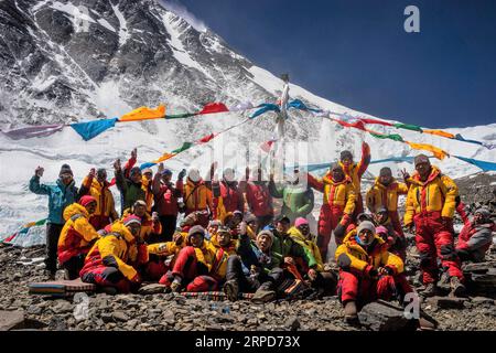 (190725) -- LHASA, 25. Juli 2019 (Xinhua) -- Foto aufgenommen am 23. April 2016 zeigt Bergführer, die während der Besteigung des Mount Qomolangma in der autonomen Region Tibet im Südwesten Chinas für Fotos posieren. Die Tibet Himalaya Mountaineering Guide School feiert am 12. Juli 2019 ihr 20-jähriges Bestehen in Lhasa, der Hauptstadt der autonomen Region Tibet im Südwesten Chinas. Die Tibet Himalaya Mountaineering Guide School, die erste professionelle Bergsteigerschule in China, wurde 1999 gegründet und hat rund 300 Absolventen von Bergführern, Küchenpersonal, Fotografen, Athleten und Übersetzern ausgebildet. Als cong Stockfoto