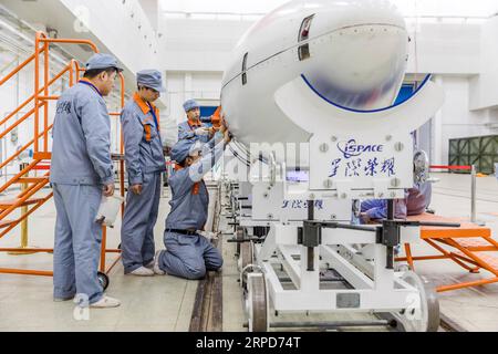 (190725) -- JIUQUAN, 25. Juli 2019 -- Arbeiter bauen die Trägerrakete SQX-1 Y1 im Jiuquan Satellite Launch Center im Nordwesten Chinas, 23. Juli 2019. (i-Space/Handout via Xinhua) Xinhua Schlagzeilen: Chinas kommerzielle Raumfahrtindustrie startet mit erfolgreichem orbitalen Start Renchaoxxiehao PUBLICATIONxNOTxINxCHN Stockfoto