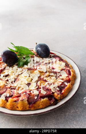 Pflaumenkuchen mit Mandelflocken, Sommerkuchen mit Früchten der Saison Stockfoto