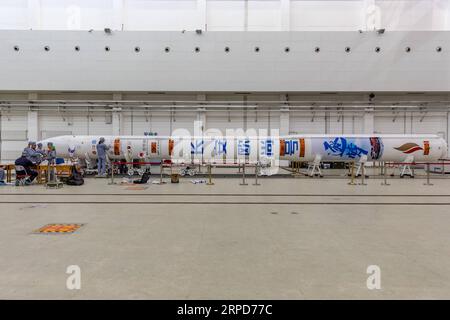 (190725) -- JIUQUAN, 25. Juli 2019 -- Arbeiter bauen die Trägerrakete SQX-1 Y1 im Jiuquan Satellite Launch Center im Nordwesten Chinas, 23. Juli 2019. (i-Space/Handout via Xinhua) Xinhua Schlagzeilen: Chinas kommerzielle Raumfahrtindustrie startet mit erfolgreichem orbitalen Start Renchaoxxiehao PUBLICATIONxNOTxINxCHN Stockfoto