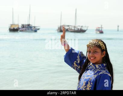 (190725) -- KUWAIT CITY, 25. Juli 2019 -- Foto aufgenommen am 25. Juli 2019 zeigt ein Mädchen, das die traditionellen kuwaitischen Kostüme in Kuwait City, Kuwait trägt. Der 31. Pearl Diving Trip begann am Donnerstag mit der Teilnahme von mindestens 195 jungen kuwaitischen Tauchern zwischen 14 und 20 Jahren. (Foto von /Xinhua) KUWAIT-KUWAIT CITY-PEARL TAUCHAUSFLUG Gazi PUBLICATIONxNOTxINxCHN Stockfoto