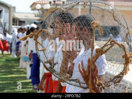 (190725) -- KUWAIT CITY, 25. Juli 2019 -- kuwaitische junge Taucher halten ihre Werkzeuge in Kuwait City, Kuwait, 25. Juli 2019. Der 31. Pearl Diving Trip begann am Donnerstag mit der Teilnahme von mindestens 195 jungen kuwaitischen Tauchern zwischen 14 und 20 Jahren. (Foto von /Xinhua) KUWAIT-KUWAIT CITY-PEARL TAUCHAUSFLUG Gazi PUBLICATIONxNOTxINxCHN Stockfoto