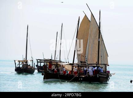 (190725) -- KUWAIT CITY, 25. Juli 2019 -- Foto aufgenommen am 25. Juli 2019 zeigt die kuwaitischen jungen Taucher auf den Holzschiffen in Kuwait City, Kuwait. Der 31. Pearl Diving Trip begann am Donnerstag mit der Teilnahme von mindestens 195 jungen kuwaitischen Tauchern zwischen 14 und 20 Jahren. (Foto von /Xinhua) KUWAIT-KUWAIT CITY-PEARL TAUCHAUSFLUG Gazi PUBLICATIONxNOTxINxCHN Stockfoto