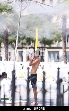 (190725) -- PARIS, 25. Juli 2019 -- Ein Mann kühlt sich bei einem Zerstäuber in Paris, Frankreich, 25. Juli 2019. Die Temperatur in Paris erreichte am Donnerstag 42 Grad Celsius. ) FRANKREICH-PARIS-HITZEWELLE GaoxJing PUBLICATIONxNOTxINxCHN Stockfoto