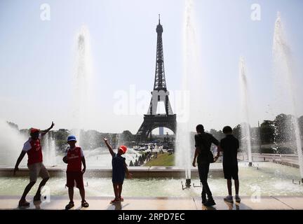 (190725) -- PARIS, 25. Juli 2019 -- Menschen posieren bei einem Brunnen am Trocadero Place in Paris, Frankreich, 25. Juli 2019. Die Temperatur in Paris erreichte am Donnerstag 42 Grad Celsius. ) FRANKREICH-PARIS-HITZEWELLE GaoxJing PUBLICATIONxNOTxINxCHN Stockfoto