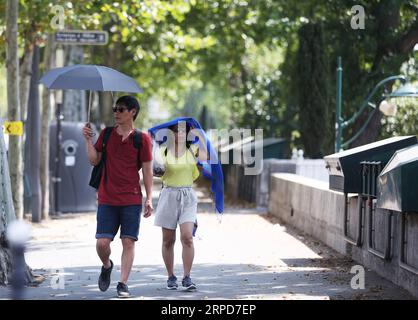 (190725) -- PARIS, 25. Juli 2019 -- Touristen spazieren am Ufer der seine in Paris, Frankreich, 25. Juli 2019. Die Temperatur in Paris erreichte am Donnerstag 42 Grad Celsius. ) FRANKREICH-PARIS-HITZEWELLE GaoxJing PUBLICATIONxNOTxINxCHN Stockfoto