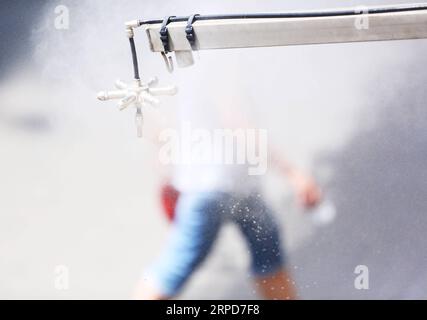 (190725) -- PARIS, 25. Juli 2019 -- ein Zerstäuber sprüht Wasser in Paris, Frankreich, 25. Juli 2019. Die Temperatur in Paris erreichte am Donnerstag 42 Grad Celsius. ) FRANKREICH-PARIS-HITZEWELLE GaoxJing PUBLICATIONxNOTxINxCHN Stockfoto