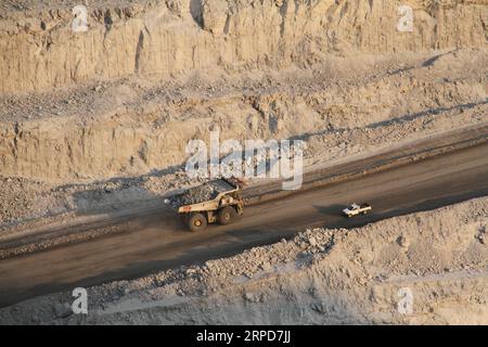 (190725) -- SWAKOPMUND (NAMIBIA), 25. Juli 2019 -- Ein Lkw fährt am 25. Juli 2019 in der Grube Rossing in der Nähe der Stadt Swakopmund (Namibia). Der anglo-australische Bergbaugigant Rio Tinto übergab offiziell die namibische Uranmine Rossing an seinen neuen Mehrheitsaktionär China National Nuclear Corporation (CNNC) bei einer Veranstaltung am Donnerstag in der Rossing Mine in der Nähe der Küstenstadt Swakopmund. ) NAMIBIA-SWAKOPMUND-ROSSING URANMINE-CHINA-ÜBERGABE WUXCHANGWEI PUBLICATIONXNOTXINXCHN Stockfoto