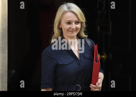 (190725) -- LONDON, 25. Juli 2019 (Xinhua) -- Großbritanniens International Trade Secretary Liz Truss verlässt 10 Downing Street, nachdem er am 25. Juli 2019 an einer Kabinettssitzung in London teilgenommen hat. (Foto: Alberto Pezzali/Xinhua) GROSSBRITANNIEN-LONDON-KABINETTSSITZUNG PUBLICATIONxNOTxINxCHN Stockfoto