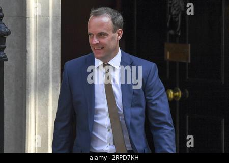 (190725) -- LONDON, 25. Juli 2019 (Xinhua) -- der britische Außenminister Dominic Raab verlässt die 10 Downing Street, nachdem er am 25. Juli 2019 an einer Kabinettssitzung in London teilgenommen hat. (Foto: Alberto Pezzali/Xinhua) GROSSBRITANNIEN-LONDON-KABINETTSSITZUNG PUBLICATIONxNOTxINxCHN Stockfoto