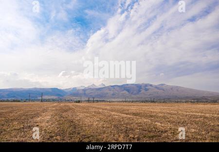 Wunderschöne Gipfel des Aragats-Berges in Armenien, bedeckt mit Schnee und Feldern im Spätherbst. Stockfoto