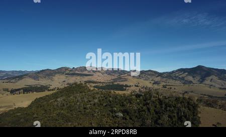 Drohnenfotografie der Hügellandschaft – Naturaufnahmen Stockfoto