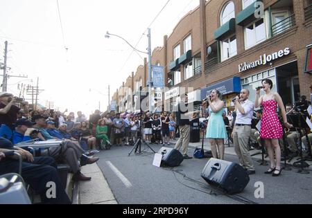 (190727) -- TORONTO, 27. Juli 2019 -- Eine Band tritt beim Streetfest des 2019 Beaches International Jazz Festivals in Toronto, Kanada, am 26. Juli 2019 auf. Im Rahmen des Beaches International Jazz Festivals fand hier von Donnerstag bis Samstag das jährliche Straßenfestival statt, an dem 43 Bands aus der ganzen Welt und Zehntausende von Musikbegeisterten teilnahmen. Das 2019 Beaches International Jazz Festival begann am 5. Juli und wird am 28. Juli geschlossen. ) KANADA-TORONTO-INTERNATIONAL JAZZ FESTIVAL-STREETFEST ZOUXZHENG PUBLICATIONXNOTXINXCHN Stockfoto