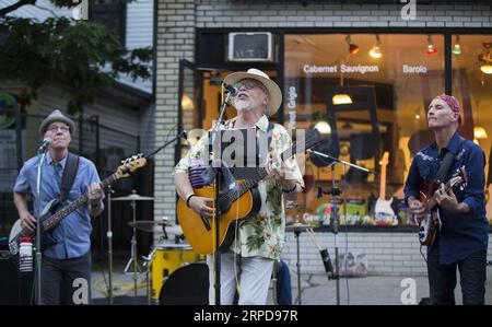 (190727) -- TORONTO, 27. Juli 2019 -- Eine Band tritt beim Streetfest des 2019 Beaches International Jazz Festivals in Toronto, Kanada, am 26. Juli 2019 auf. Im Rahmen des Beaches International Jazz Festivals fand hier von Donnerstag bis Samstag das jährliche Straßenfestival statt, an dem 43 Bands aus der ganzen Welt und Zehntausende von Musikbegeisterten teilnahmen. Das 2019 Beaches International Jazz Festival begann am 5. Juli und wird am 28. Juli geschlossen. ) KANADA-TORONTO-INTERNATIONAL JAZZ FESTIVAL-STREETFEST ZOUXZHENG PUBLICATIONXNOTXINXCHN Stockfoto