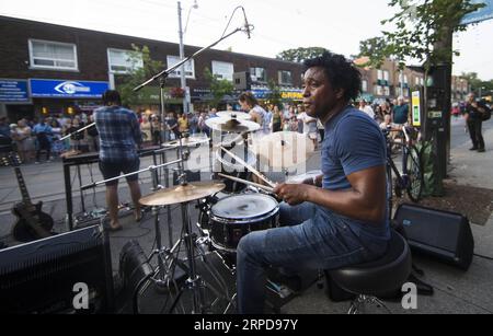 (190727) -- TORONTO, 27. Juli 2019 -- Eine Band tritt beim Streetfest des 2019 Beaches International Jazz Festivals in Toronto, Kanada, am 26. Juli 2019 auf. Im Rahmen des Beaches International Jazz Festivals fand hier von Donnerstag bis Samstag das jährliche Straßenfestival statt, an dem 43 Bands aus der ganzen Welt und Zehntausende von Musikbegeisterten teilnahmen. Das 2019 Beaches International Jazz Festival begann am 5. Juli und wird am 28. Juli geschlossen. ) KANADA-TORONTO-INTERNATIONAL JAZZ FESTIVAL-STREETFEST ZOUXZHENG PUBLICATIONXNOTXINXCHN Stockfoto