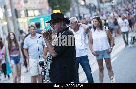 (190727) -- TORONTO, 27. Juli 2019 -- A man Performances during the Streetfest of the 2019 Beaches International Jazz Festival in Toronto, Kanada, 26. Juli 2019. Im Rahmen des Beaches International Jazz Festivals fand hier von Donnerstag bis Samstag das jährliche Straßenfestival statt, an dem 43 Bands aus der ganzen Welt und Zehntausende von Musikbegeisterten teilnahmen. Das 2019 Beaches International Jazz Festival begann am 5. Juli und wird am 28. Juli geschlossen. ) KANADA-TORONTO-INTERNATIONAL JAZZ FESTIVAL-STREETFEST ZOUXZHENG PUBLICATIONXNOTXINXCHN Stockfoto