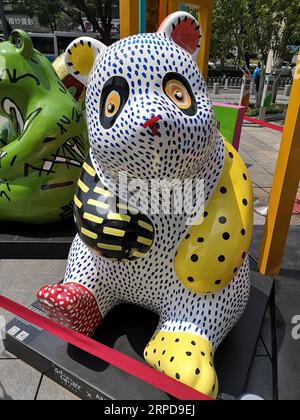 (190727) -- PEKING, 27. Juli 2019 -- Foto aufgenommen mit einem Mobiltelefon zeigt stilvollen Panda in der Nähe von Xidan in Peking, Hauptstadt von China, 26. Juli 2019. ) (BeijingCandid)CHINA-BEIJING-SUMMER-STYLISH PANDA (CN) SongxMeili PUBLICATIONxNOTxINxCHN Stockfoto