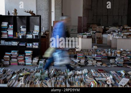 (190727) -- ATHEN, 27. Juli 2019 -- Ein Mann geht in einem Second-Hand-Buchladen, der von Obdachlosen im Zentrum von Athen, Griechenland, betrieben wird, 26. Juli 2019. Ein ehemaliger Obdachloser, eine Initiative, Reaktion von Hunderten von Menschen, ein Lagerhaus im Zentrum von Athen. Die gesamte Zutat zusammen wurde zum ersten Buchladen von Büchern, die von Obdachlosen geführt wurden. (Foto von /Xinhua) TO GO WITH Feature: Erste Second-Hand-BUCHHANDLUNG, die von Obdachlosen in Griechenland betrieben WIRD, gibt Hoffnung für bedürftige Menschen GRIECHENLAND-ATHEN-BUCHHANDLUNG, DIE VON OBDACHLOSEN LEFTERISxPARTSALIS PUBLICATIONxNOTxINxCHN BETRIEBEN WIRD Stockfoto