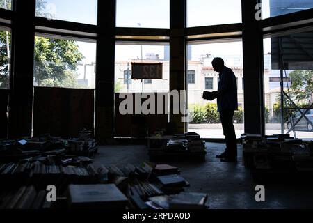 (190727) -- ATHEN, 27. Juli 2019 -- Leonidas Koursoumis, ein ehemaliger Obdachloser, der den Second-Hand-Buchladen initiierte, steht im Buchladen im Zentrum von Athen, Griechenland, 26. Juli 2019. Ein ehemaliger Obdachloser, eine Initiative, Reaktion von Hunderten von Menschen, ein Lagerhaus im Zentrum von Athen. Die gesamte Zutat zusammen wurde zum ersten Buchladen von Büchern, die von Obdachlosen geführt wurden. (Foto von /Xinhua) TO GO WITH Feature: Erste Second-Hand-BUCHHANDLUNG, die von Obdachlosen in Griechenland betrieben WIRD, gibt Hoffnung für bedürftige Menschen GRIECHENLAND-ATHEN-BUCHHANDLUNG, DIE VON OBDACHLOSEN LEFTERISxPARTSALIS PUBLICATIONxNOTxINxCHN BETRIEBEN WIRD Stockfoto