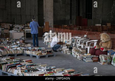 (190727) -- ATHEN, 27. Juli 2019 -- Menschen wählen Bücher in einem Second-Hand-Buchladen, der von Obdachlosen im Zentrum von Athen, Griechenland, betrieben wird, 26. Juli 2019. Ein ehemaliger Obdachloser, eine Initiative, Reaktion von Hunderten von Menschen, ein Lagerhaus im Zentrum von Athen. Die gesamte Zutat zusammen wurde zum ersten Buchladen von Büchern, die von Obdachlosen geführt wurden. (Foto von /Xinhua) TO GO WITH Feature: Erste Second-Hand-BUCHHANDLUNG, die von Obdachlosen in Griechenland betrieben WIRD, gibt Hoffnung für bedürftige Menschen GRIECHENLAND-ATHEN-BUCHHANDLUNG, DIE VON OBDACHLOSEN LEFTERISxPARTSALIS PUBLICATIONxNOTxINxCHN BETRIEBEN WIRD Stockfoto