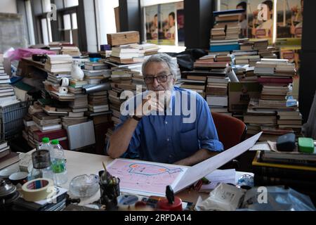 (190727) -- ATHEN, 27. Juli 2019 -- Leonidas Koursoumis, ein ehemaliger Obdachloser, der den Second-Hand-Buchladen initiierte, ist im Buchladen im Zentrum von Athen, Griechenland, 26. Juli 2019 zu sehen. Ein ehemaliger Obdachloser, eine Initiative, Reaktion von Hunderten von Menschen, ein Lagerhaus im Zentrum von Athen. Die gesamte Zutat zusammen wurde zum ersten Buchladen von Büchern, die von Obdachlosen geführt wurden. (Foto von /Xinhua) TO GO WITH Feature: Erste Second-Hand-BUCHHANDLUNG, die von Obdachlosen in Griechenland betrieben WIRD, gibt Hoffnung für bedürftige Menschen GRIECHENLAND-ATHEN-BUCHHANDLUNG, DIE VON OBDACHLOSEN LEFTERISxPARTSALIS PUBLICATIONxNOTxINxCHN BETRIEBEN WIRD Stockfoto