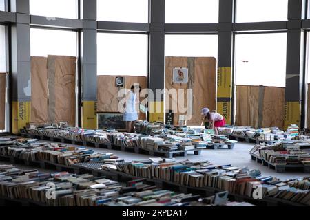 (190727) -- ATHEN, 27. Juli 2019 -- Menschen wählen Bücher in einem Second-Hand-Buchladen, der von Obdachlosen im Zentrum von Athen, Griechenland, betrieben wird, 26. Juli 2019. Ein ehemaliger Obdachloser, eine Initiative, Reaktion von Hunderten von Menschen, ein Lagerhaus im Zentrum von Athen. Die gesamte Zutat zusammen wurde zum ersten Buchladen von Büchern, die von Obdachlosen geführt wurden. (Foto von /Xinhua) TO GO WITH Feature: Erste Second-Hand-BUCHHANDLUNG, die von Obdachlosen in Griechenland betrieben WIRD, gibt Hoffnung für bedürftige Menschen GRIECHENLAND-ATHEN-BUCHHANDLUNG, DIE VON OBDACHLOSEN LEFTERISxPARTSALIS PUBLICATIONxNOTxINxCHN BETRIEBEN WIRD Stockfoto