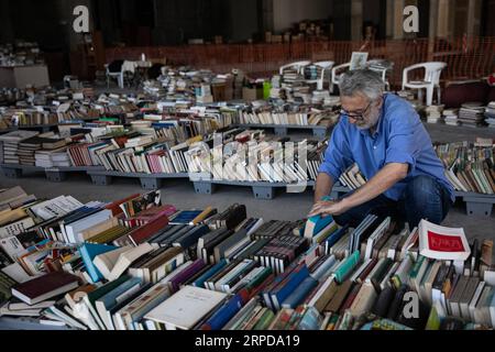 (190727) -- ATHEN, 27. Juli 2019 -- Leonidas Koursoumis, ein ehemaliger Obdachloser, der den Second-Hand-Buchladen initiierte, arrangiert Bücher im Buchladen im Zentrum von Athen, Griechenland, 26. Juli 2019. Ein ehemaliger Obdachloser, eine Initiative, Reaktion von Hunderten von Menschen, ein Lagerhaus im Zentrum von Athen. Die gesamte Zutat zusammen wurde zum ersten Buchladen von Büchern, die von Obdachlosen geführt wurden. (Foto von /Xinhua) TO GO WITH Feature: Erste Second-Hand-BUCHHANDLUNG, die von Obdachlosen in Griechenland betrieben WIRD, gibt Hoffnung für bedürftige Menschen GRIECHENLAND-ATHEN-BUCHHANDLUNG, DIE VON OBDACHLOSEN LEFTERISxPARTSALIS PUBLICATIONxNOTxINxCH BETRIEBEN WIRD Stockfoto